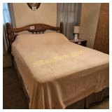 OAK QUEEN SIZE BED W/BEDDING