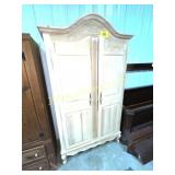 ENTERTAINMENT ARMOIRE