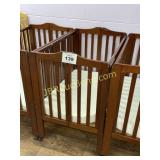FOLDING CRIB ON CASTERS