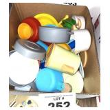 ASSORTED PLAY DISHES/COOKWARE/KITCHEN TOYS
