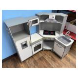 TOY KITCHEN STATION