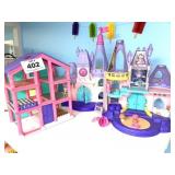 (2) CASTLES & DOLLHOUSE