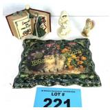 FIGURINES / DECORATIONS