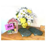 2 IRON TRIVETS, FLOWER AND FRAME