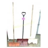 SNOW SHOVELS