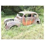 ANTIQUE FORD DELUXE CAR