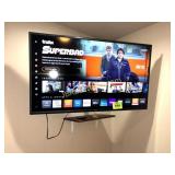 VISIO V555-G1 FLATSCREEN TV AND WALL MOUNT