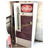 DR PEPPER VENDO MACHIENE W KEY NOT WORKING