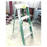 4' FIBERGLASS STEP LADDER