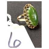 18K GOLD AND GREEN RING - TW SHOWN IN PICTURES