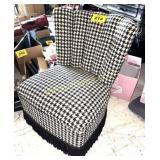 DRESSING CHAIR