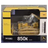 1/50 Scale Die-Cast ERTL 850K John Deer Dozer