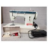 Singer Fashion Mate 257 Sewing Machine in Case