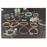 (20) Womenï¿½s Fashion Bracelets