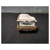 Vtg Sanko White Floral Enamel Trinket Music Box