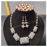 Black Houndstooth Pattern Bib Necklace w/ Earrings