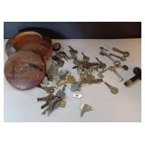 Canned wooden bowl filled South keys Skeleton