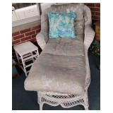 White Wicker Lounger Chair w/Side Table