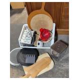 Assorted kitchen items