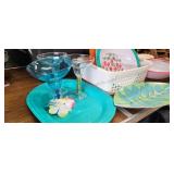 Set of tropical party dishes. 2 large bowls, 3