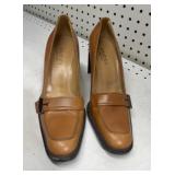Gucci womenï¿½s brown leather heel loafers Size 8