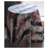 Round Decorator Table w/Cloth
