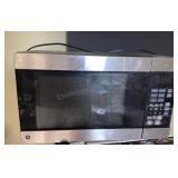 GE MICROWAVE 18" x 12.5" x 10.5" H