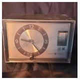 Vintage GE AM/FM clock radio. Works.