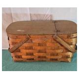 Vintage picnic basket. 8ï¿½x18x12.