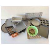 Baker: Muffin Tins, Cookie Sheets, Loaf Pans