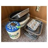 Baking tins, roasters, cookie tin