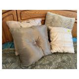 Throw pillows (4)