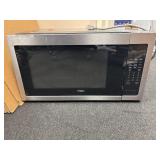 Whirlpool microwave oven, digital. 24 x 18 x 13