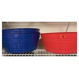 4 plastic tubs