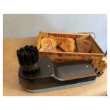 Battery operated shoe shiner, polish