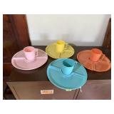 Melmac picnic plates, cups (4)