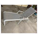 Folding lounge chair