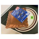 Stoneware plate, disposable plates, table clips