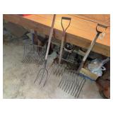 Hay forks (4), one without handle
