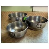 Stacking stainless mixing bowls (3)