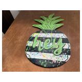 "Hey" pineapple wall decor