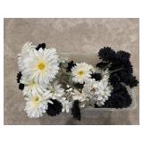 Storage tote of black & white daisies