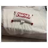 White plush throw blanket, Merry Christmas pillow