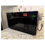 Black 700 watt microwave oven