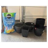 Plastic flower pots, potting soil
