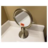Vanity magnifying mirror