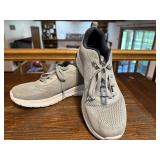 Sketchers tennis shoes