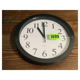 Quartz battery operated wall clock