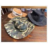 Camouflaged, brimmed hats (3)