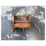 Laundry hand ringer